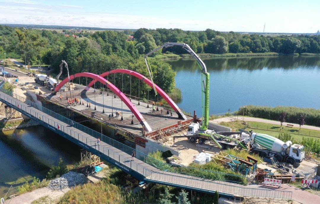 Wśród dofinansowanych przez UE projektów znajduje się np. rozbudowa DW 263 w Ślesinie, gdzie powstaje nowy, niemal 65-metrowy most, z którego mieszkańcy powiatu konińskiego i przyjezdni będą mogli korzystać już w drugim kwartale 2026 r.