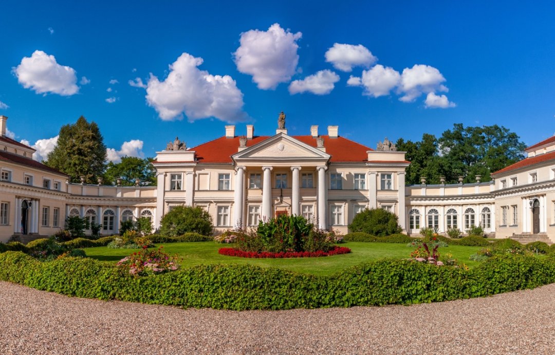 Na zdjęciu Muzeum im. Adama Mickiewicza w Śmiełowie – jedyne w Polsce dedykowane narodowemu wieszczowi – mieści się w klasycystycznym pałacu z końca XVIII wieku.