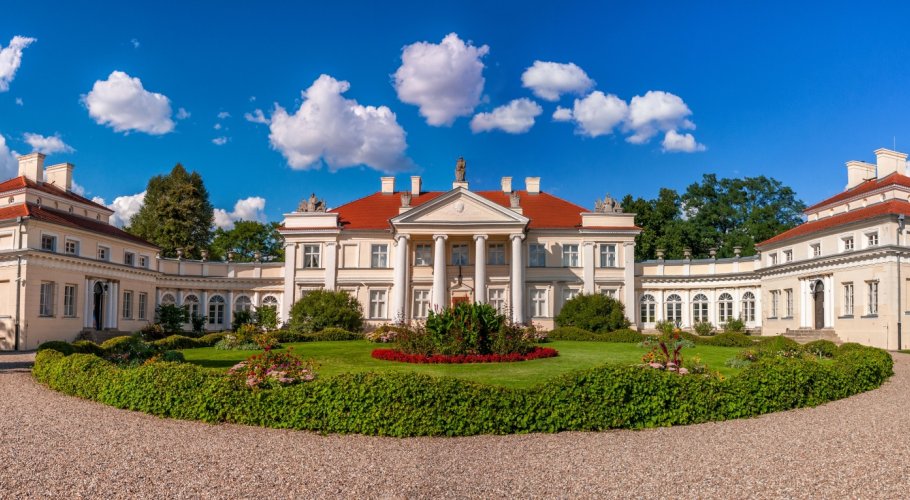 Na zdjęciu Muzeum im. Adama Mickiewicza w Śmiełowie – jedyne w Polsce dedykowane narodowemu wieszczowi – mieści się w klasycystycznym pałacu z końca XVIII wieku.