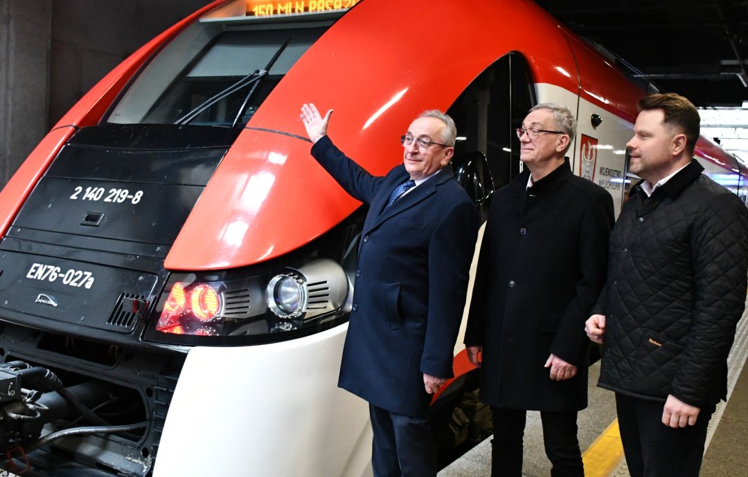 Wicemarszałek Wojciech Jankowiak, prezes Kolei Wielkopolskich Marek Nitkowski, a także członek zarządu spółki Mikołaj Grzyb nie kryli satysfakcji z faktu, że 12 lutego 2026 r. na pokładzie regionalnych pociągów znalazł się „umowny” 150-milionowy pasażer.