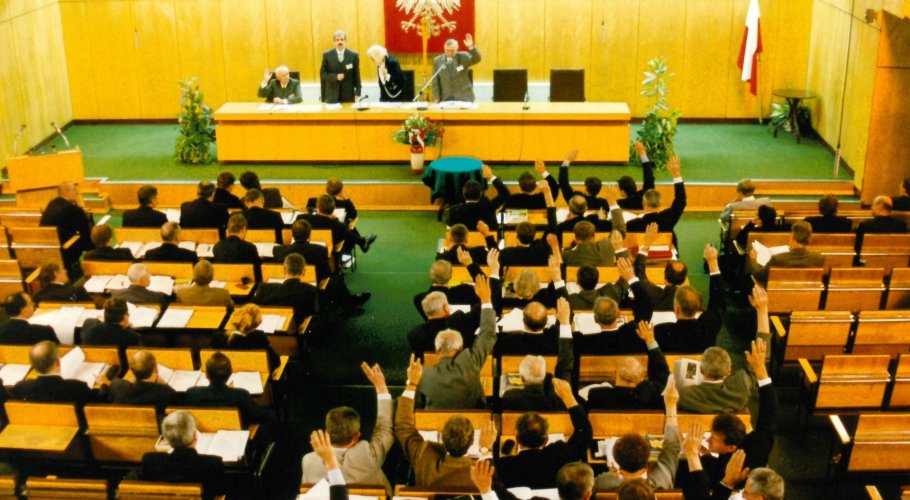 Na inauguracyjnym posiedzeniu w 1998 roku sejmikowi radni zebrali się w sali sesyjnej Urzędu Wojewódzkiego w Poznaniu