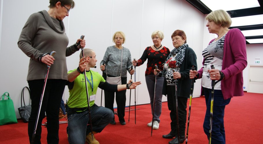 Od 11 lat samorząd województwa we współpracy z miastem Poznań oraz MTP organizuje targi „Viva! Seniorzy”. Można tam znaleźć m.in. ciekawe sposoby na spędzanie wolnego czasu (na zdjęciu ćwiczenia z kijkami).