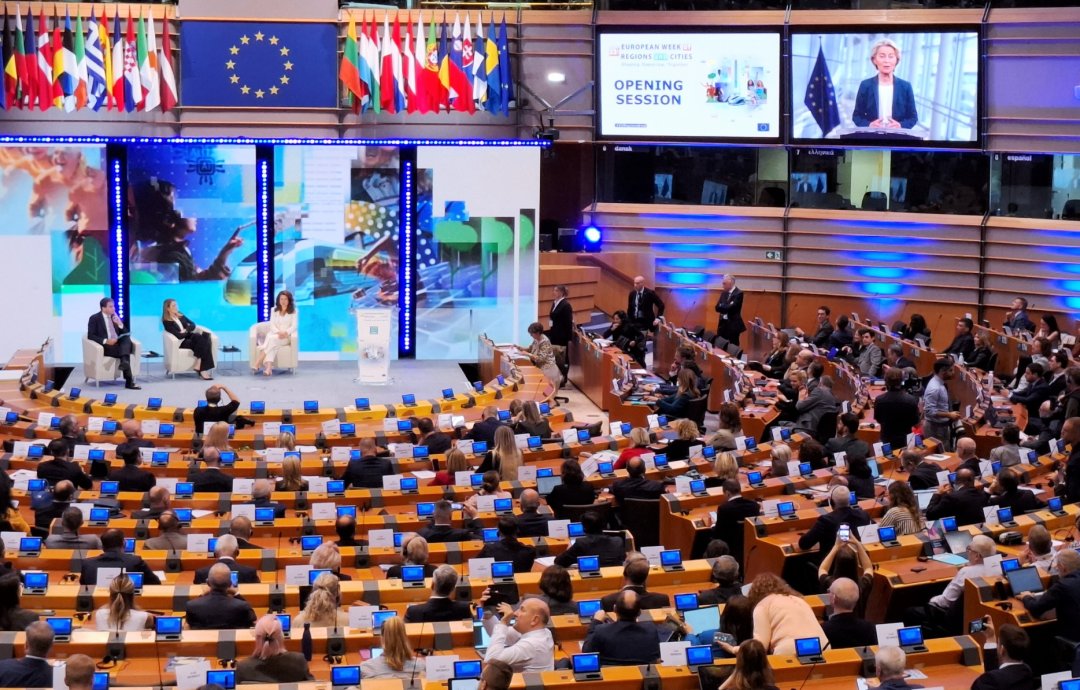 Fotografia przedstawia uczestników Europejskiego Tygodnia Regionów i Miast w Brukseli.