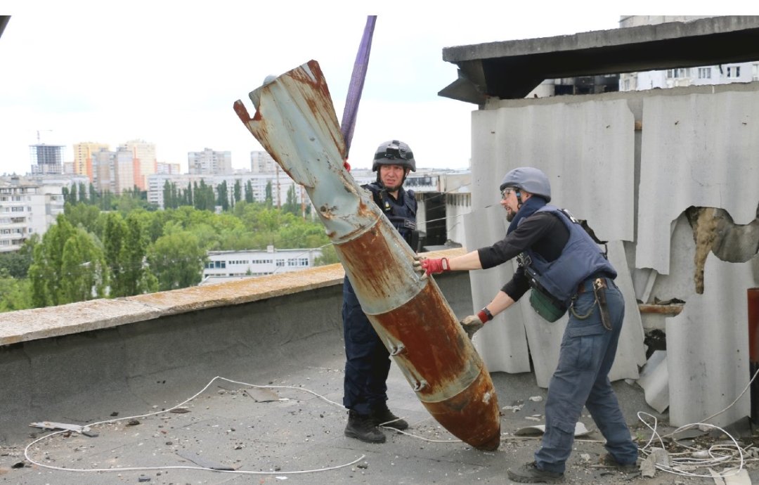 Rozminowanie bomby lotniczej na dachu IX piętra, Charków, 23 czerwca 2022 r.