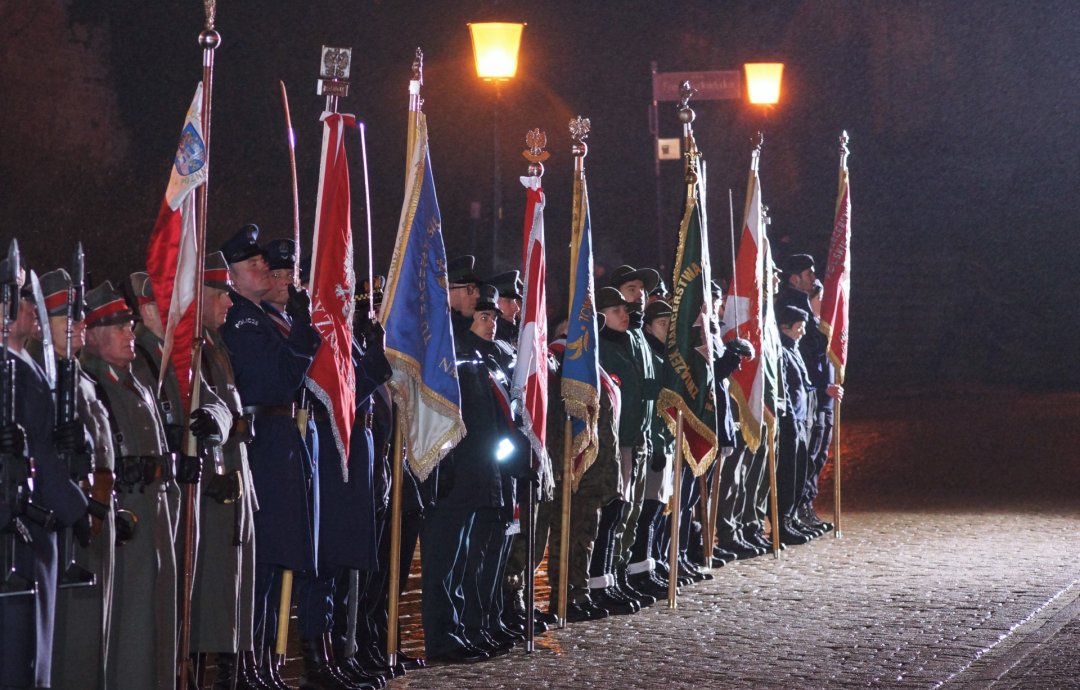 Tradycyjnie hołd powstańcom oddali żołnierze (kompania honorowa oraz orkiestra) i liczne poczty sztandarowe.