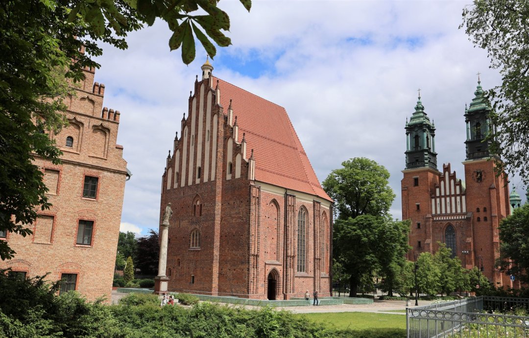 Późnogotycki budynek Psałterii, stojący w miejscu książęcego pallatium Kościół pw. Najświętszej Maryi Panny in Summo, katedra.