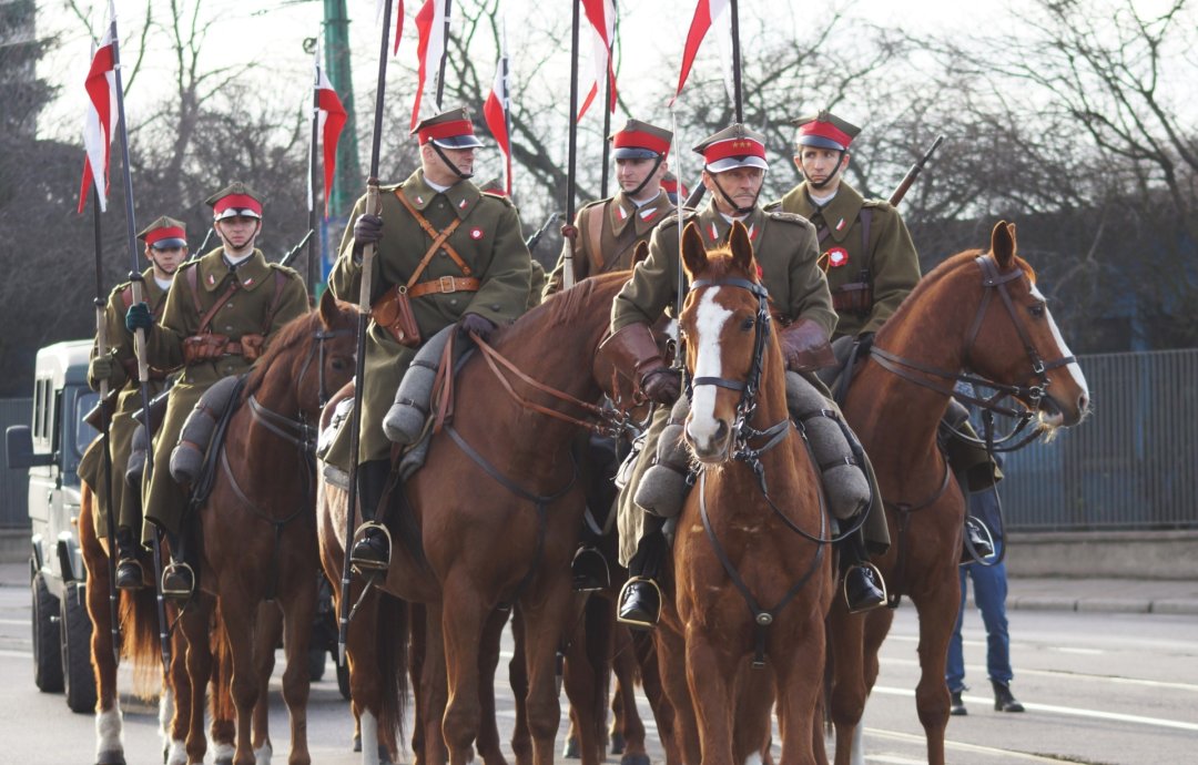 W ostatnich dziesięcioleciach na ulicach Poznania ponownie zaczęli pojawiać się jeźdźcy w mundurach (na zdjęciu na koniach) nawiązujących do przedwrześniowych.