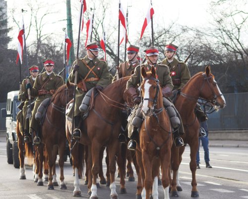 Słychać śpiew i rżenie koni…