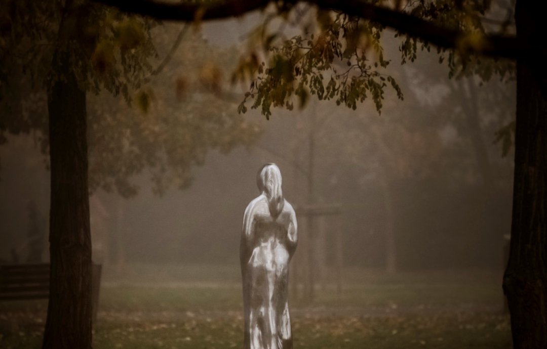 Pomnik Wiedźmy, pokazany podczas Festiwalu Malta w 2024 roku, nawiązuje do postaci kobiety oskarżonej o czary i spalonej w podpoznańskim Chwaliszewie w 1511 roku.