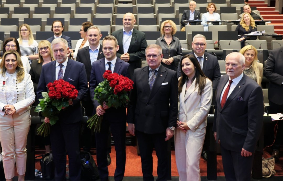 Po uzyskaniu przez zarząd województwa absolutorium przedstawiciele sejmikowego prezydium wręczyli kwiaty marszałkowi i skarbnikowi województwa.